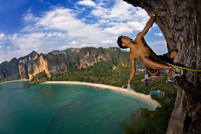 4. Railay:&nbsp;Còn được gọi là Rai Leh, điểm leo núi chỉ có thể đến bằng thuyền nổi tiếng này nằm ở tỉnh Krabi thuộc bờ biển Andaman.. Hơn 700 tuyến đường leo núi là điểm hút khách nhất của nơi đây. Nhưng Railay còn có vài bãi biển với khung cảnh tuyệt vời, và du khách cũng có thể khám phá hệ thống hang động đẹp đến ngỡ ngàng ở đây. Tới Railay, du khách có thể lựa chọn ở những ngôi nhà gỗ nhỏ xinh giá rẻ phổ biến với dân phượt, du lịch bụi và những người đam mê leo núi, hay ở khu resort nghỉ dưỡng nổi tiếng Rayavadee.