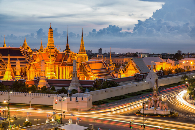 3. Đại Hoàng cung Grand Palace: Là nơi ở chính thức của các vị vua Xiêm La, bây giờ là đất nước Thái Lan, kể từ năm 1782, Đại Hoàng cung có lẽ là điểm thu hút khách du lịch nổi tiếng nhất của thủ đô Bangkok nhộn nhịp. Nằm bên bờ sông Chao Phraya, khu phức hợp này có những sảnh đường, lâu đài, đền chùa và các khối kiến trúc hoành tráng xen kẽ với những bãi cỏ rộng lớn, vườn cây trang hoàng lộng lẫy cùng sân vuờn trang nhã. Wat Phra Kaew &#40;Đền Phật Ngọc&#41; có lẽ là điểm thăm quan ấn tượng nhấtở đây .