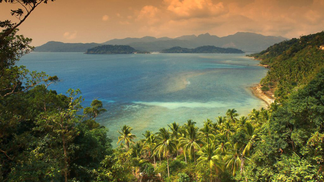 6. Vườn Quốc gia Mu Ko Chang: Nằm ở tỉnh Trat miền đông Thái Lan, công viên quốc gia xinh đẹp này được tạo thành từ hơn 50 hòn đảo. Ko Chang được công nhận là vườn quốc gia nổi bật nhất và nổi tiếng với những đỉnh núi cao, rừng cây xanh ngắt trải dài và bầu không khí trong lành, thư thái. Mọi du khách từ khắp nơi trên thế giới như đều muốn tụ tập trên Bờ biển Cát trắng để trải nghiệm kỳ nghỉ tuyệt vời. Các hòn đảo với những bãi biển nước xanh trong như ngọc, lý tưởng cho những người đam mê lặn cùng nhiều thác nước hùng vĩ để khám phá. Du khách có thể tham gia đủ loại hoạt động thú vị như câu cá, nấu nướng và thưởng thức hải sản ngay trên bờ, đi thuyền kayak. Nơi đây vẫn còn “sóng yên biển lặng” hơn các hòn đảo đông du khách như Phuket hay Ko Samui, nên đi ngay từ bây giờ trước khi các hòn đảo này “thất thủ”.