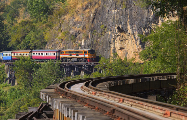 8. Tuyến đường sắt Thái-Myanmar &#40;Tuyến đường sắt Cái chết&#41;: Xuất phát từ Kanchanaburi, hành trình dài hai tiếng đồng hồ dọc theo tuyến đường sắt Cái chết Thái Lan - Myanmar sẽ&nbsp; đi qua cây cầu bắc ngang sông Kwai đến Nam Tok. Đây là một trong những chuyến tàu với nhiều khung cảnh đẹp hoành tráng nhất và nổi tiếng nhất của Thái Lan. Mặc dù đi qua những vùng đẹp như tranh vẽ, lịch sử của tuyến tàu này mới là điều đặc biệt. Trong Thế chiến thứ hai, quân Nhật đã cho xây dựng tuyến đường sắt nối Yangon, bây giờ là thủ đô Myanmar, với Bangkok, dùng máu, mồ hôi và nước mắt của các tù binh chiến tranh và lao động châu Á. Ngày nay, chỉ một phần của tuyến đường sắt ban đầu còn hoạt động.