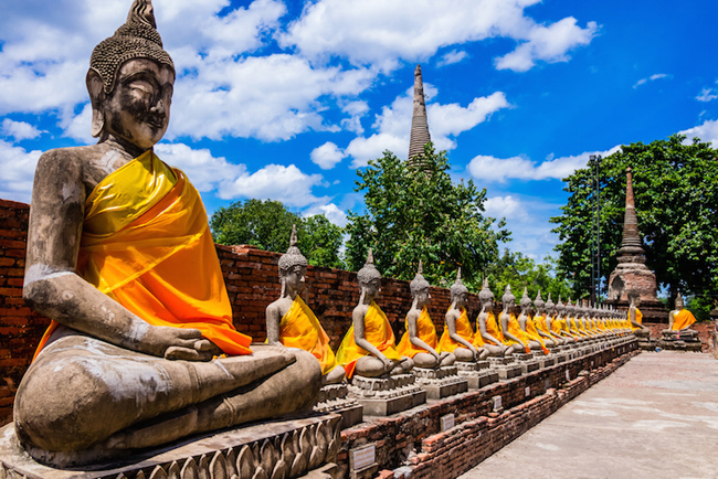 7. Công viên Lịch sử Ayuthaya:&nbsp;Được biết đến với tên gọi Công viên Lịch sử Ayutthaya, điểm thăm quan nổi tiếng này bao gồm những di tích thủ đô thứ hai của Xiêm La từ năm 1350. Đến năm 1700, Ayutthaya đã trở thành một trong những thành phố lớn nhất thế giới với tổng cộng 1 triệu dân. Năm 1767, thành phố bị quân đội Myanmar phá huỷ, dẫn đến sự sụp đổ của triều đại vương quốc Xiêm La. May mắn thay, công cuộc cải tạo bắt đầu vào cuối những năm 1960 đã khôi phục thành phố cổ náo nhiệt này trở lại vinh quang vốn có, cho phép du khách trải nghiệm một tổ hợp phong cách kiến ​​trúc phong phú và độc đáo với mạng luới hào sâu cùng hệ thống đường xá và kênh rạch đẹp mắt bao quanh.