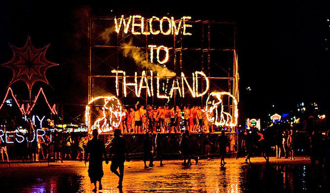 9. Dạ tiệc Trăng tròn Full Moon Party tại Haad Rin: Lễ hội Full Moon Party là bữa tiệc trên biển xuyên đêm nổi tiếng ở Haad Rin, đảo Koh Phangan. Từ một bữa tiệc nhạc disco ngẫu hứng trong rừng cho khoảng 20-30 người vào năm 1985, Full Moon Party nay đã phát triển trở thành một sự kiện lớn thu hút đám đông khoảng 20.000-30.000 mỗi tháng. Nếu bạn không thể đến Ko Pha Ngan vào thời điểm trăng tròn, đừng quá lo lắng: vẫn còn nhiều bữa tiệc khác như Half Moon, Black Moon và Shiva Moon party.