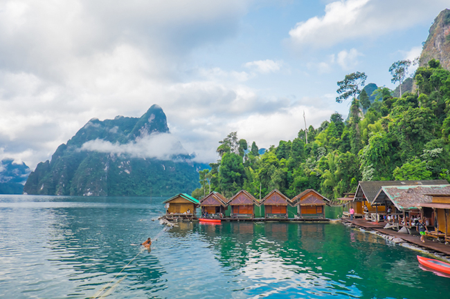 12. Vườn Quốc gia Khao Sok: Với diện tích rừng nguyên sinh rộng lớn nhất Thái LanVườn quốc gia Kao Sok là điểm đến không thể bỏ qua dành cho những ai muốn đắm mình trong vẻ đẹp tự nhiên của đất nước này. Những dấu vết của một khu rừng nhiệt đới cổ xưa trải dài khắp công viên, được ngăn cách bởi một dãy núi đá vôi sừng sững đầy ấn tượng. Hơn 5% mọi loài động vật trên thế giới có thể được tìm thấy trong công viên quốc gia xinh đẹp này, thêm vào đó là hệ thống thác nước hùng vĩ và hồ nước phẳng lặng xinh đẹp.