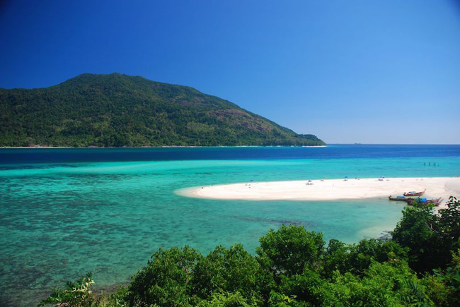 14. Ko Lipe: Koh Lipe là một hòn đảo nhỏ gần biên giới Malaysia, thuộc vùng biển Andaman ngoài khơi tỉnh Satun. Nhỏ đến mức du khách có thể dễ dàng đi bộ thăm quan hết hòn đảo trong vòng một giờ, Koh Lipe tự hào là nơi có bốn bãi biển tuyệt đẹp, là nhà của khoảng 25% loài cá trên thế giới. Những khu rừng san hô rực rỡ thu hút những người đam mê lặn biển tới khám phá vẻ đẹp dưới đáy đại duơng. Khách du lịch còn có thể đăng ký ở những ngôi nhà trên bờ biển đủ hình thù và kích cỡ đặc sắc, với tầm nhìn ra biển đẹp tuyệt vời.