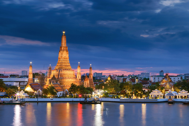 16. Wat Arun: Được xây dựng để tôn vinh Aruna, vị thần Hindu đại diện bởi những chùm ánh sáng rực rỡ phát ra từ vầng&nbsp; mặt trời đang lên, đền Wat Arun còn có tên gọi khác là “Đền Bình minh”. Toạ lạc ở quận Bangkok Yai trên bờ sông Chao Phraya, những ngọn tháp prang của khu đền Wat Arun được trang trí lộng lẫy, nổi bật với những mảnh vỏ sò và sứ sặc sỡ. Ngọn tháp trung tâm ngôi đền cao tới hơn 85 m.