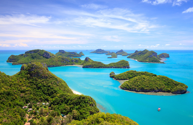 19. Mu Ko Ang Thong: Ang Thong &#40;“Bát vàng”&#41; là một công viên quốc gia nổi tiếng của Vịnh Thái Lan. Nơi đây bao gồm 42 hòn đảo kề nhau san sát, du khách có thể dễ dàng chu du từ đảo này sang đảo kia, công viên có trụ sở trên đảo Ko Wua Talap. Ở đó, khách du lịch có thể ở trong những ngôi nhà nhỏ xinh đẹp với tầm nhìn đáng kinh ngạc ra những hòn đảo xung quanh cùng những khối đá kì lạ ẩn hiện giữa làn nước mát xanh trong như ngọc. Khách du lịch có thể dành một ngày thăm quan từ đảo Ko Samui, dạo chơi trên những bãi biển cát trắng nắng vàng và ngụp lặn chiêm ngưỡng những khu vườn san hô rực rỡ.