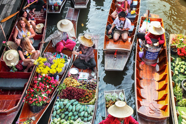 23. Khu chợ nổi gần Bangkok: Trước khi phần lớn hệ thống kênh rạch của thành phố Bangkok được lấp đi, đây từng là cách người dân thủ đô Thái Lan mua sắm. Nhiều du khách sẽ dành ra một ngày để ghé thăm &nbsp;một trong những chợ nổi ngoại ô thành phố. Ngày nay chợ nổi đóng vai trò là điểm thăm quan du lịch và tụ họp của người dân địa phương, là những nơi sôi động tràn ngập thức ăn ngon. Chợ nổi được du khách nước ngoài biết đến nhiều nhất là Damnoen Saduak, còn người Thái bản địa lại hay tới chợ nổi Amphawa.