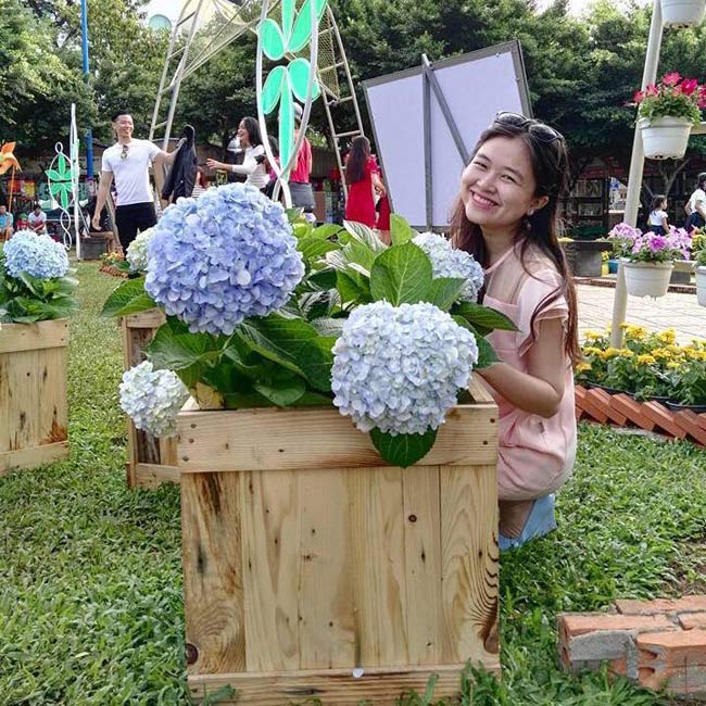 Minh Nguyệt còn giỏi tiếng Anh và biết chơi đàn ghi ta. Cô chinh phục bạn trai bên kia tấm rèm bằng sự thẳng thắn và cách nói chuyện thông minh.&nbsp;