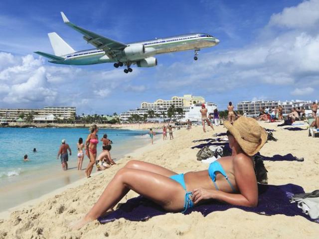 Máy bay ”quật” chết du khách đứng xem ở bãi biển Caribe