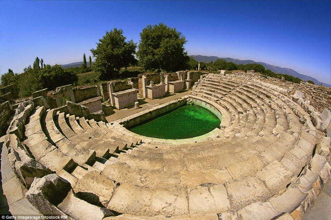 Aphrodisias, Thổ Nhĩ Kỳ: Được đặt tên theo thần tình yêu Aphrodite của Hi Lạp, thành phố này có nhiều công trình kiến trúc lớn như các đền thờ, nhà hát, bể bơi,…