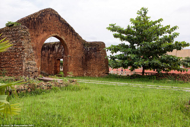 Mbanza Kongo, Angola: Thị trấn Mbanza Kongo là thủ đô hành chính và tôn giáo của Kongo, một trong những quốc gia lớn nhất tại miền nam châu Phi từ thế kỷ thứ 14 đến thế kỷ 19.