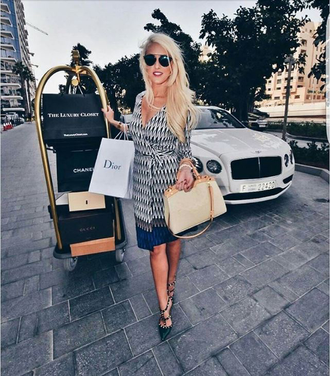 Cô nàng này đi shopping bằng xe Bentley và mua toàn đồ hiệu như Dior, Chanel...