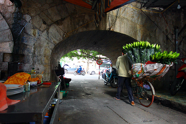 Ông Thắng &#40;người dân sinh sống lâu năm trong ngõ Hàng Hương&#41; nhớ lại: “Từ những năm 70 của thế kỷ trước, những vòm cầu rỗng này là nơi tá túc thường xuyên của người dân mỗi khi mùa lũ về nước sông Hồng dâng cao hay trong những năm tháng chiến tranh ác liệt, vòm cầu cũng được người dân ẩn nấp như một căn hầm tránh bom&#34;.