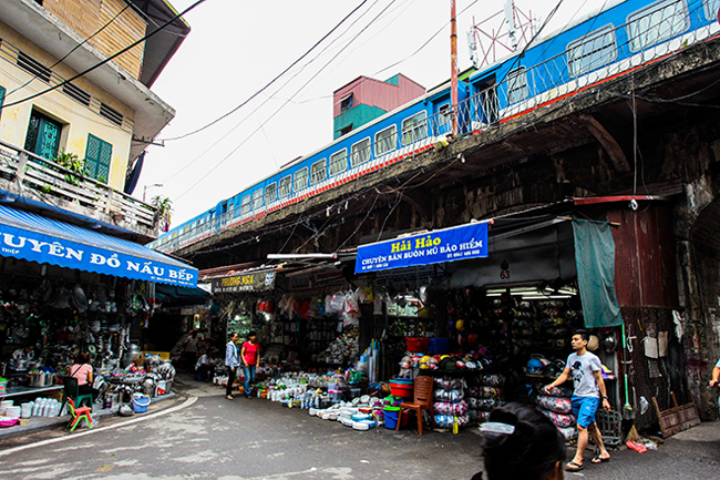 Ngày nay, khi chiến tranh đã đi qua, sông Hồng cũng không còn lũ lớn, các vòm cầu được bịt kín cũng đã được hơn 30 năm thì nơi đây lại trở thành địa điểm buôn bán sầm uất. Dọc phố Nguyễn Thiệp phía trước các mặt vòm cầu xuất hiện hàng chục ki-ốt lớn nhỏ.