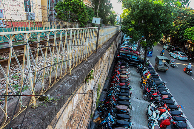 Dọc phố Phùng Hưng phía trước mặt các vòm cầu được tận dụng làm nơi trông giữ xe.