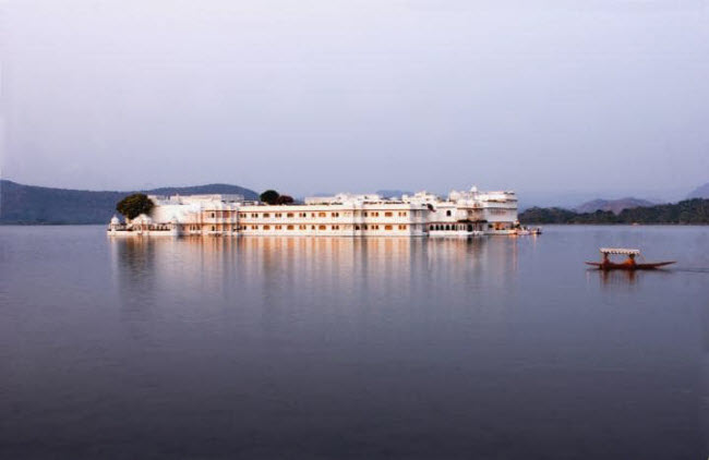 Cung điện hồ Taj, Ấn Độ: Đây là một trong những khách sạn nổi đẹp nhất thế giới nằm trên hồ ở thành phố Udaipour. Từ khách sạn, du khách có thể ngắm cảnh hồ hay thành phố xung quanh.