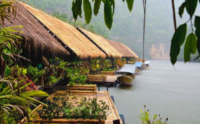 River Kwai Jungle Rafts, Thái Lan: Khách sạn nằm trong thiên đường nhiệt đới với rừng và núi hùng vĩ ở Kanchanaburi. Nơi đây không có điện và các phòng nghỉ được thắp sáng bằng nến. Tất cả phòng đều có sảnh và giường tắm nắng ngoài trời.