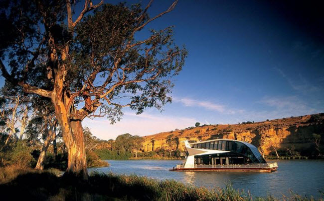 Dream Boatel, Australia: Đây là một khách sạn trên tàu dưới sông Mannum, Nam Australia. Công trình này bao gồm 5 phòng với cửa kính trong suốt từ sàn tới trần, giúp du khách có thể&nbsp;ngắm toàn cảnh dòng sông.