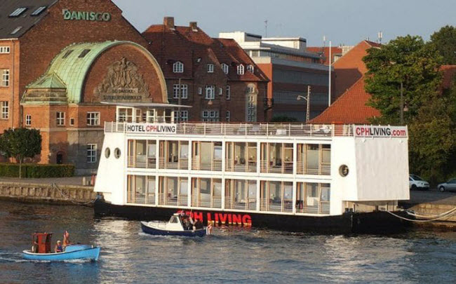 Khách sạn CPH Living, Đan Mạch: Khách sạn thuyền này nằm tại bền tàu ở trung tâm thành phố Copenhagen. Tất cả phòng nghỉ có hướng nhìn ra sông phía trước và thành phố phía sau.