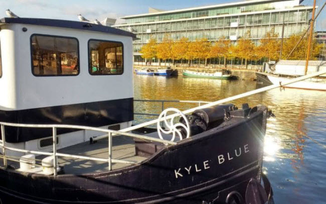 Kyle Blue, Anh: Khách sạn 30 phòng từng là sà lan trên sông ở thành phố Bristol. Nơi đây là lựa chọn phù hợp cho những du khách ba lô và khách có kinh phí hạn chế khác. Khách sạn có một nhà bếp chung cho tất cả mọi người sử dụng.