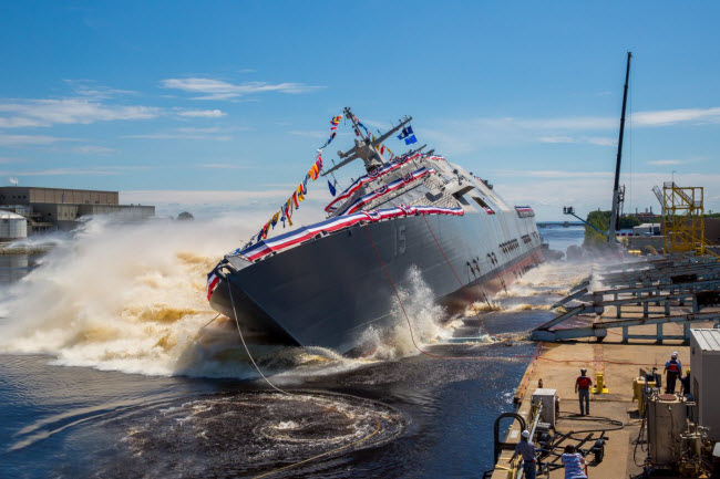 Tàu chiến tương lai USS Billings &#40;LCS 15&#41; của Hải quân Mỹ được hạ thủy xuống Menominee ở Marinette, bang Wisconsin.