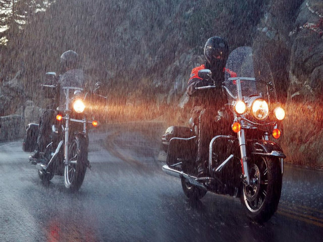 Những lưu ý khi lái môtô trong trời mưa, bão nguy hiểm