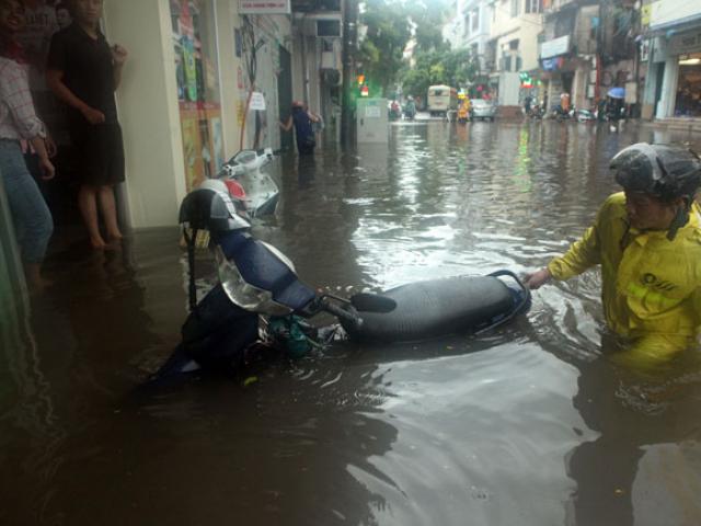 Nước ngập ngang bụng, dân Thủ đô bỏ xe lội nước về nhà