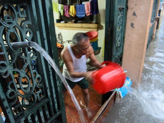 Nước tràn vào nhà sau mưa lớn, dân Thủ đô đắp kè tát nước cứu tài sản