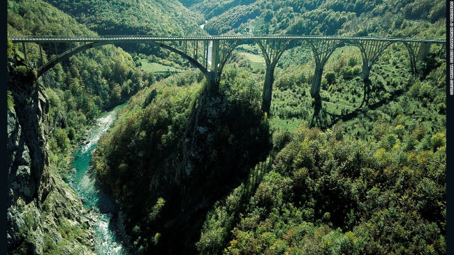 Cầu Đurđevića Tara: Nằm ở phía bắc Montenegro, cây cầu cạn bằng bê tông này bắc qua dòng sông Tara.