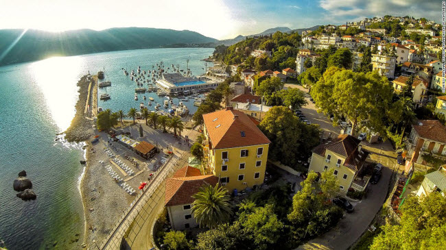 Herceg Novi: Thị trấn ven biển này nổi tiếng với lịch sử lâu đời và các công trình kiến trúc cổ kính cùng phong cảnh biển tuyệt đẹp.