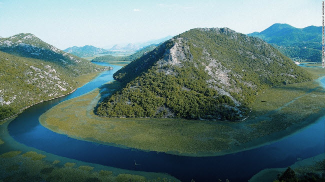 Hồ Skadar: Hồ có hình dạng giống như một con cá heo và là một trong các khu bảo tồn chim ở châu Âu.