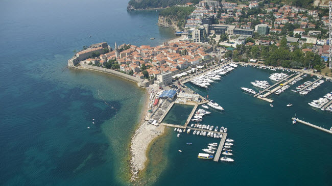 Budva: Thành phố này thu hút rất đông du khách nhờ bờ biển đẹp và nhiều công trình kiến trúc cổ kính.