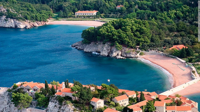 Sveti Stefan: Vào những năm 1960 đến 1980, hòn đảo là khu vui chơi dành cho các ngôi sao như Elizabeth Taylor và Sophia Loren.