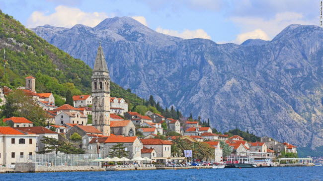 Toàn cảnh thị trấn Perast nhìn từ ngoài biển.