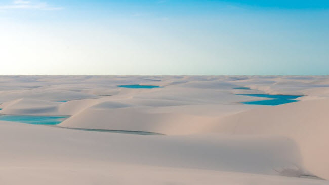 Vườn quốc gia Lençois Maranhenses, Brazil: Nơi đây trông giống như một sa mạc, nhưng thực chất nó bao gồm các hồ nước trong xanh xen lẫn giữa cồn cát trắng.