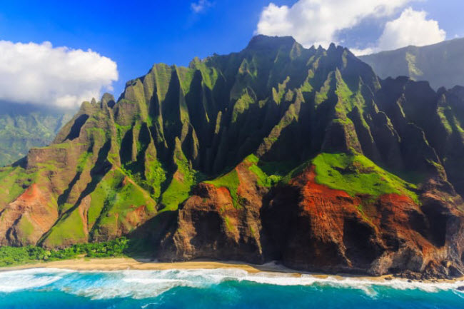 Kauai, Hawaii:&nbsp; Bờ biển trên đảo Kauai ẩn chứa những bãi tắm và hang động tuyệt mỹ.