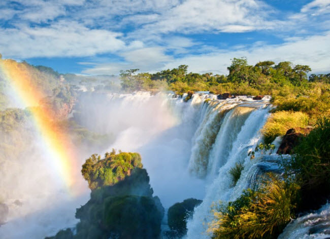 Thách Iguazu ở Argentina và Brazil:&nbsp; Thác nước này nằm dọc biên giới giữa Argentina và Brazil. Thác cao nhất mang tên Họng Tử Thần có chiều cao 76m.