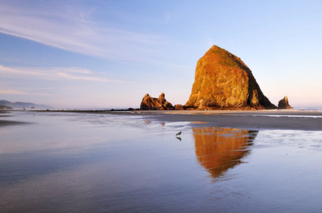 Bãi biển Cannon Beach, Mỹ: Cách thành phố Portland khoảng 90 phút di chuyển, bãi biển ở bang Oregon là địa điểm không thể bỏ qua đối với những người yêu thiên nhiên. Bạn có thể đi khám phá và chiêm ngưỡng ngọn núi Haystack Rock nằm ngoài biển.