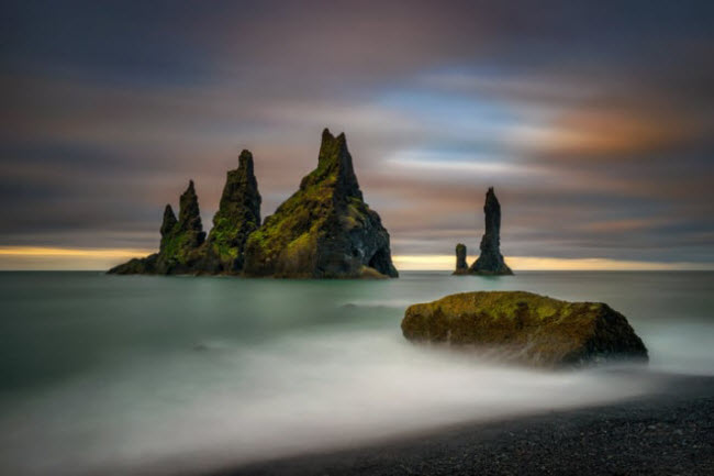 Bãi biển Reynisfjara, Iceland: Vào mùa đông, bạn có thể chứng kiến hiện tượng mây cuộn trên bãi biển cát đen này.