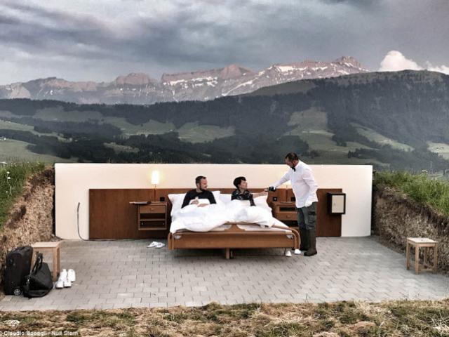 Lạ lùng khách sạn không có gì ngoài giường trên núi Alps