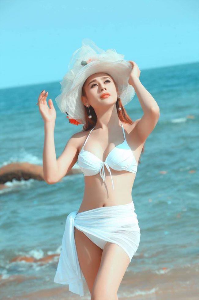 Nữ ca sĩ chuyển giới tự tin diện bikini khoe 3 vòng nóng bỏng mắt