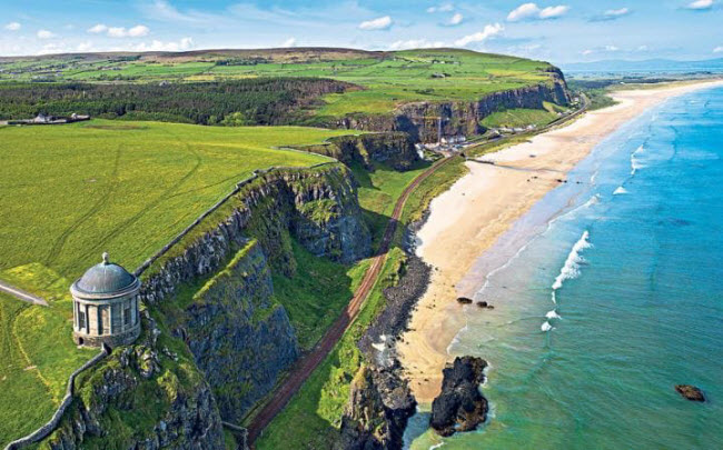 Đền Mussenden: Bãi biển Downhill Strand nhìn lên ngôi đền Mussenden ở Bắc Ireland là địa điểm được nhân vật Stannis Baratheon thường xuyên tới thăm trong phim Game of Thrones.