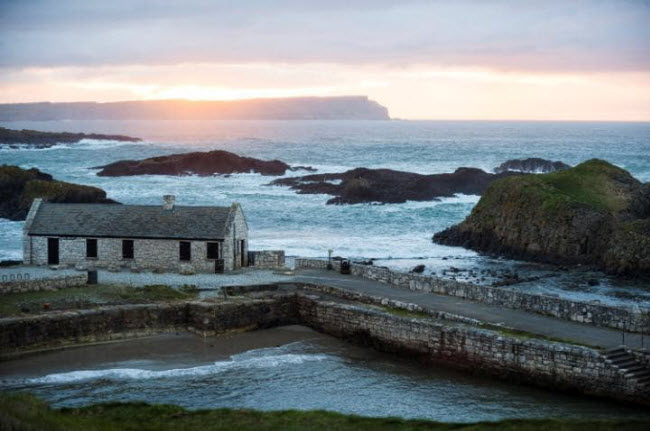 Ballintoy: Ngôi làng nhỏ ven biển ở Bắc Ireland đã trở thành bối cảnh của thành phố Pyke, thủ đô của quần đảo Iron trong phim bộ phim Game of Thrones.