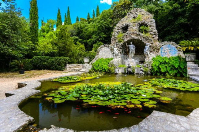 Trsteno Arboretum: Vườn bách thảo nằm cách thành phố Dubrovnik khoảng 30 phút di chuyển bằng ô tô được lựa chọn làm bối cảnh cho cung điện Red Keep.