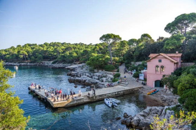 Lokrum: Hòn đảo ở ngoài khơi thành phố Dubrovnik là địa điểm dựng cảnh cho thành phố Qarth trong phim bộ phim Game of Thrones. Du khách có thể chèo thuyền để tới hòn đảo xinh đẹp này.