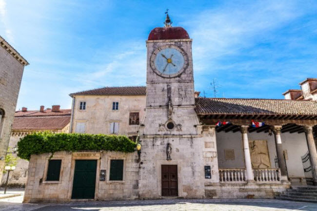 Trogir: Tu viện St Dominic tại thành phố cảng ở Croatia cũng là một phần của thành phố Qarth trong phim bộ phim Game of Thrones. Công trình này đã được UNESCO công nhận là di sản thế giới.