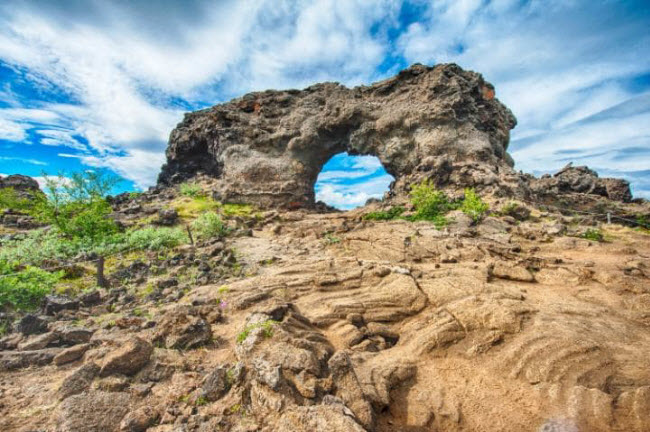 Dimmuborgir: Cánh đồng du nham đông cứng gần hồ Mývatn ở Bắc Iceland là doanh trại quân đội của nhân vật Mance Rayder. Đoàn làm phim phải làm việc trong điều kiện dưới -11 độ C ở đây.