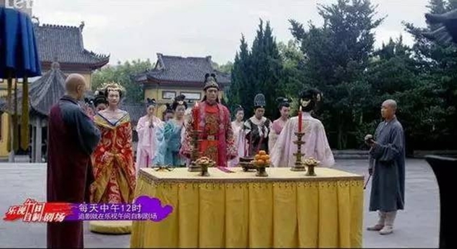 “Bắt cóc hoàng đế về hiện đại” cũng là web-drama có kinh phí ít ỏi. Giống “Thái tử phi thăng chức ký”, đoàn phim vỏn vẹn chưa tới 20 người.