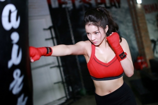 Thủy Top mướt mồ hôi trong phòng tập boxing, cô chọn môn thể thao này để tăng cường sức khỏe và giữ dáng.