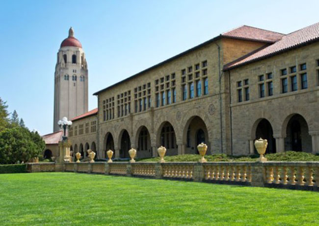 4. Đại học Stanford thành lập năm 1906. Khuôn viên rộng gần 3.300m2 được phân bố đều trong các tòa nhà và công viên tuyệt đẹp.